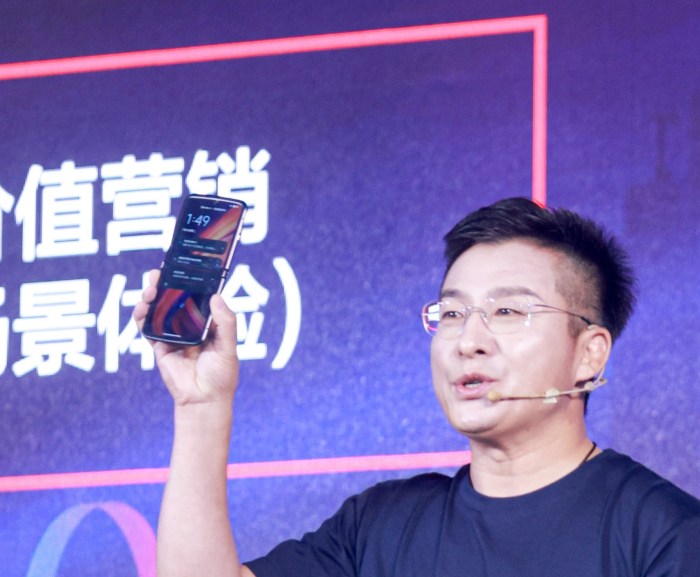 Heres your first look motorola razr 2