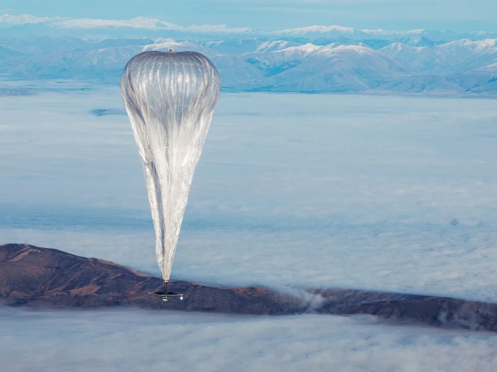 Loon balloon record alphabet internet deployed earthquake balloons flight has ubergizmo one deflated days duration broken which now like peruvian Alphabet loon internet balloons ai machine learning pilot
