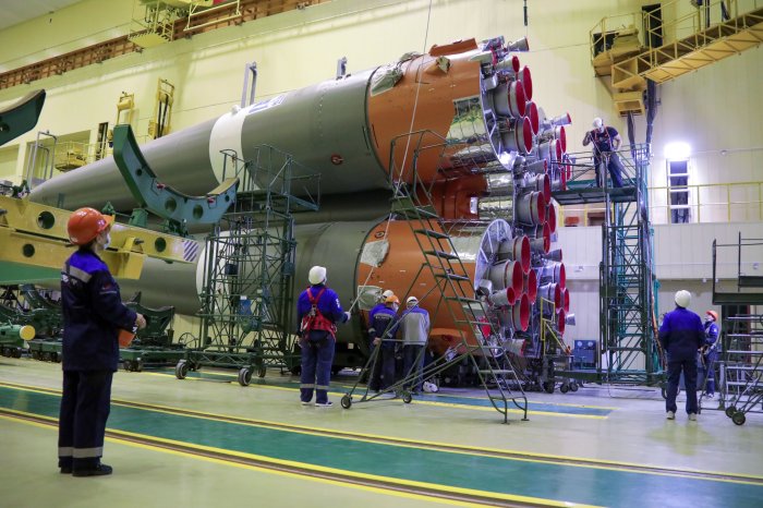 Russian rocket to launch OneWeb satellites Friday despite Ukraine ... Russia roscosmos oneweb soyuz launch demands ukraine invasion