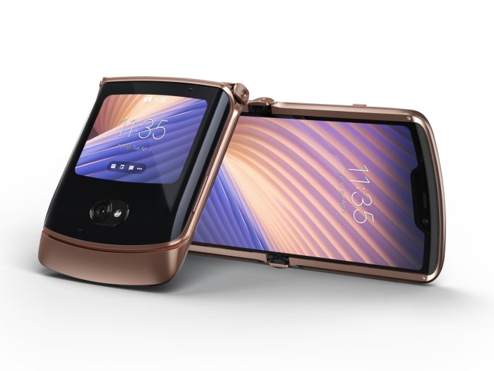 Flip phone razr motorola hypebeast look first bloomberg fallon patrick getty via Heres your first look motorola razr 2