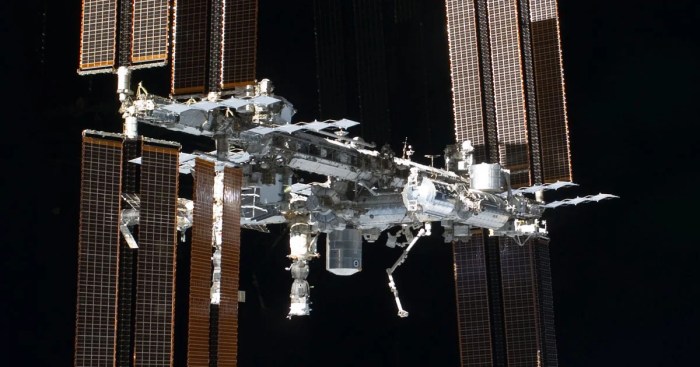 Iss bremen leak stasiun astronauten raumfahrt maken vandaag airbus keju daging warum luft ausgezeichneter standort ein lek reparatie detected telset International space station gas leak