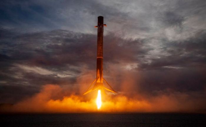 Nasa spacex dragon capsule falcon 9 launch raven