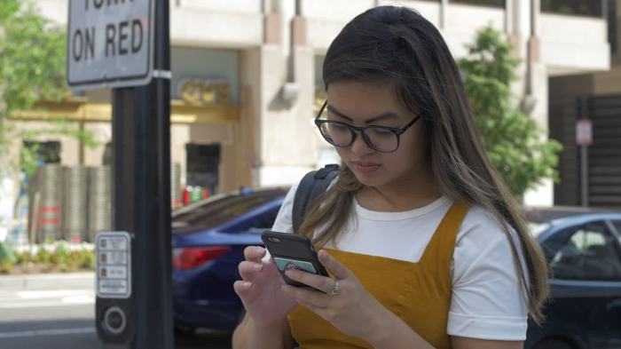 Lightlines protect distracted smartphone users
