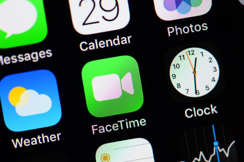 Apple FaceTime bug lets people eavesdrop on your iPhone or Mac without ... Apple facetime bug iphone eavesdrop listen in remote call security issue