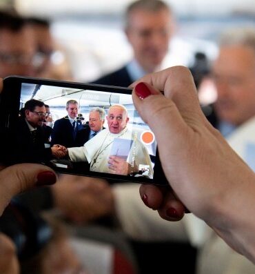 Pope francis smartphones texting