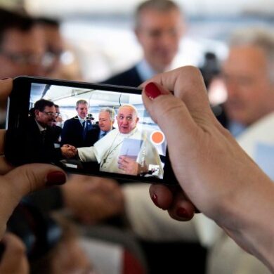 Pope francis smartphones texting
