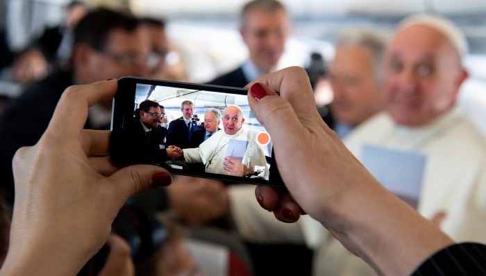 Pope francis smartphones texting