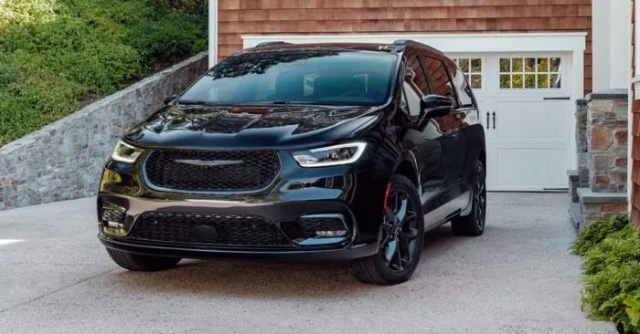 Chrysler pacifica hybrid minivan comparison odyssey carros familias vs minivans autos carscoops Chrysler pacifica ev fully electric minivan
