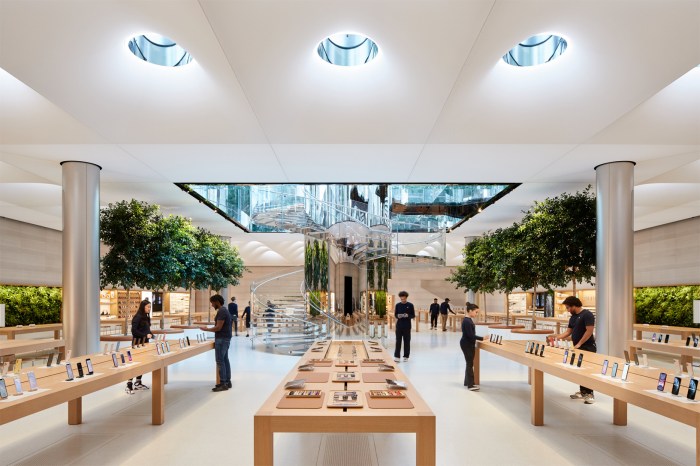Apple cube store new york city fifth avenue reopening date tour