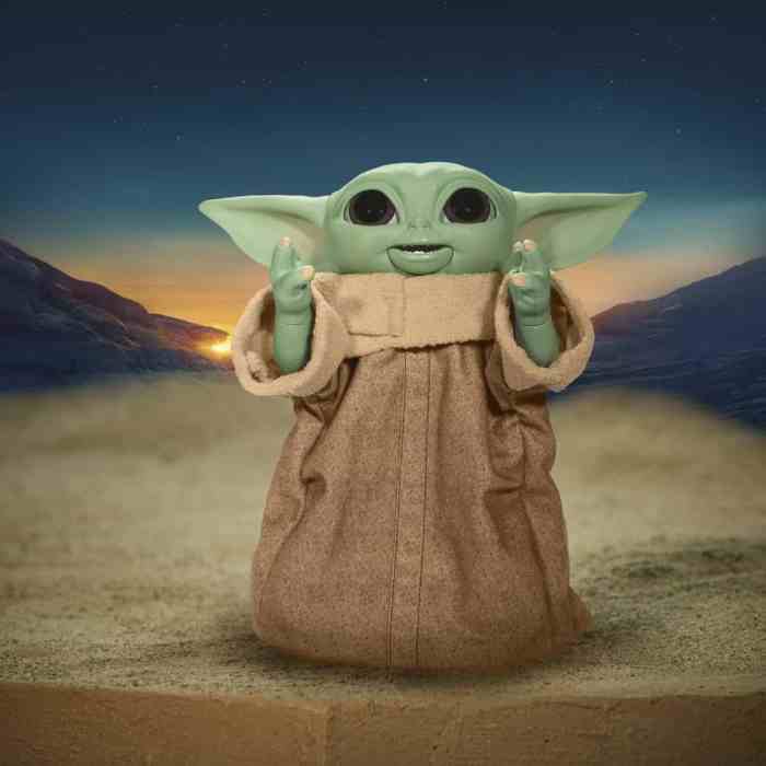 Grogu animatronic galactic snackin yoda hasbro mandalorian snacking announces him geekculture channeling preventa Baby yoda toy mandalorian galactic snackin grogu