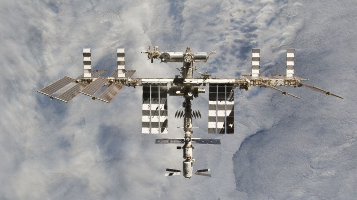 Iss space junk debris avoidance maneuver