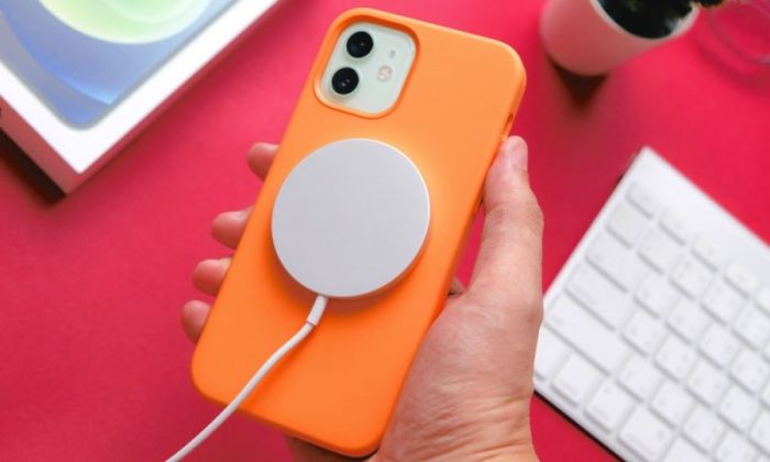 Ien Iphone magsafe pacemaker interference risk