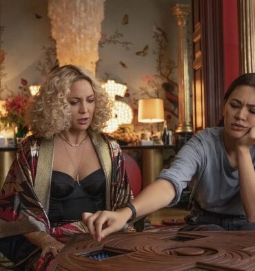 Glass onion temporarily in theaters what to know