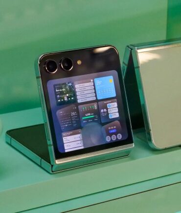 Galaxy z flip 4 leaked renders release date foldable design