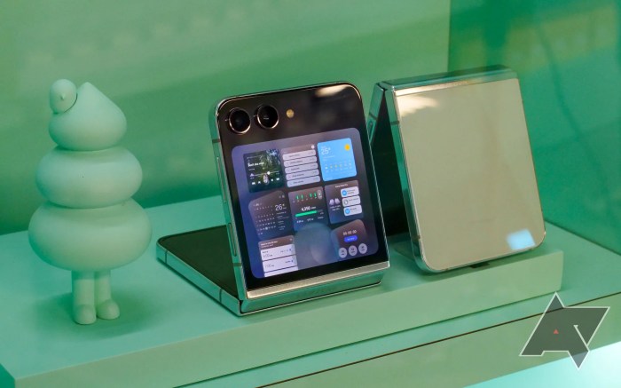 Galaxy z flip 4 leaked renders release date foldable design